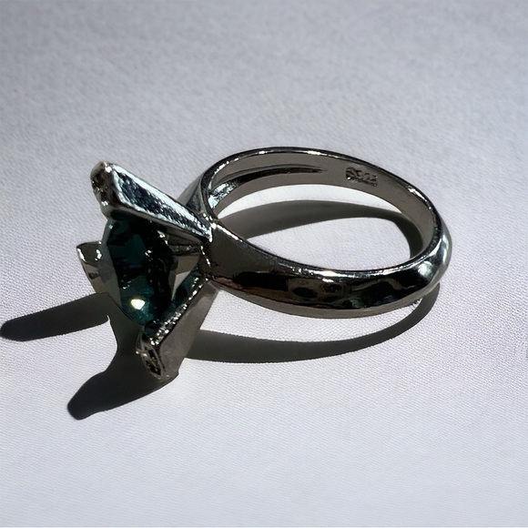 925 Sterling Silver Trillion Cut Teal Green Gemstone 3 Prong Ring - Picture 3 of 6